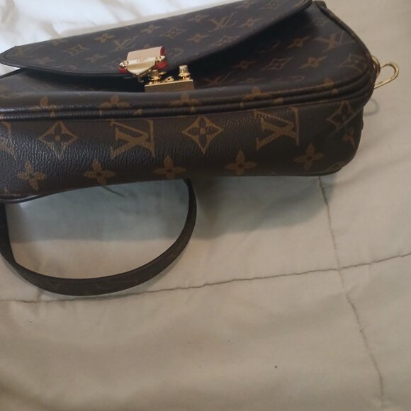 Louis Vuitton Crossbody - Picture 6 of 6